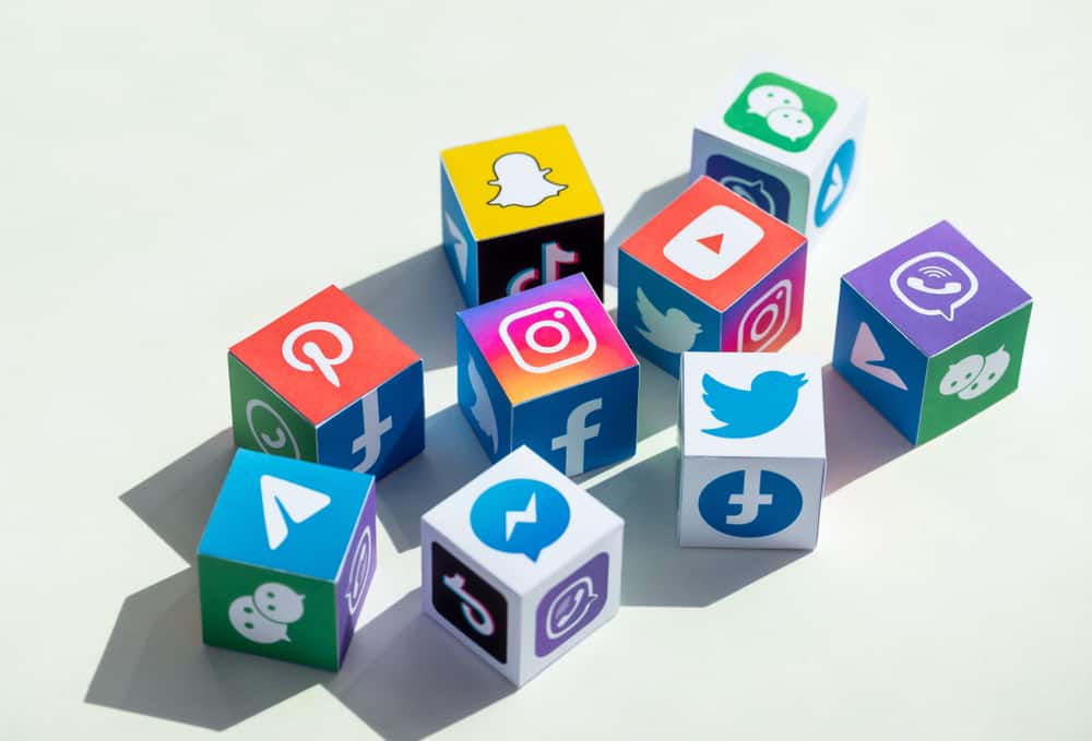 Cómo crear una buena estrategia para tus redes sociales, cubos con logotipo de redes sociales