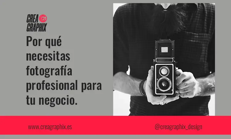 fotógrafo que porta en sus manos una cámara de fotos antigua